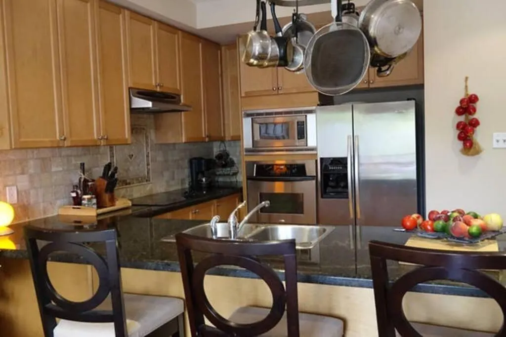Appartement Bright Studio W Full Kitchen And Detached Bathroom Toronto Canada