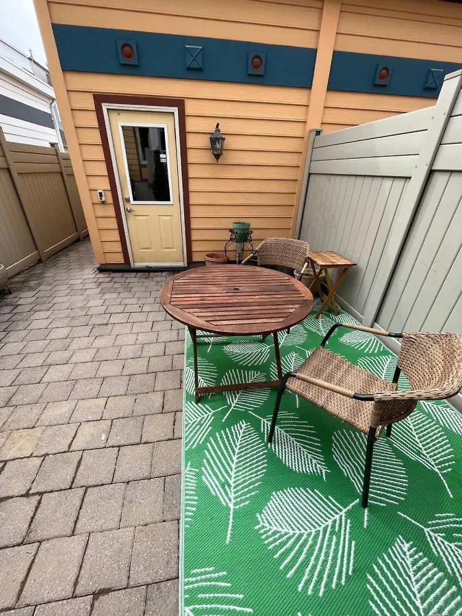 Bright Studio W Full Kitchen And Detached Bathroom Toronto Appartement